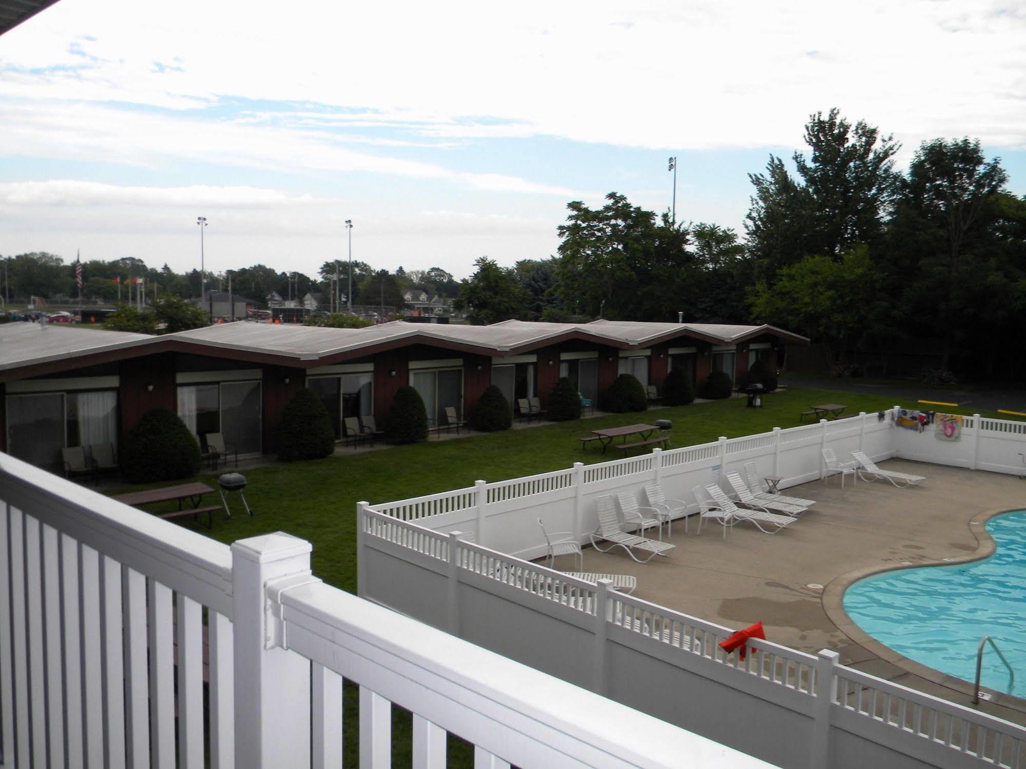 Nader'S Motel & Suites Ludington Exterior photo